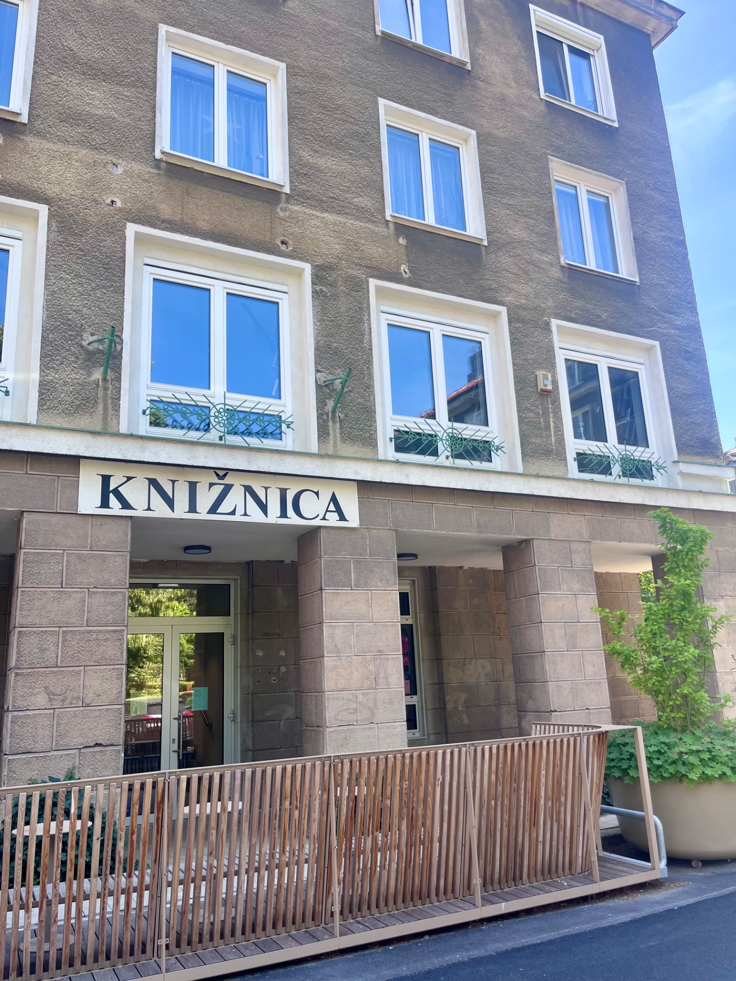 knižka je dostupná na vypožičanie v Staromestskej knižnici na Záhrebskej 8 v Bratislave